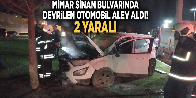 Mimar Sinan Bulvarında devrilen otomobil alev aldı! 2 yaralı