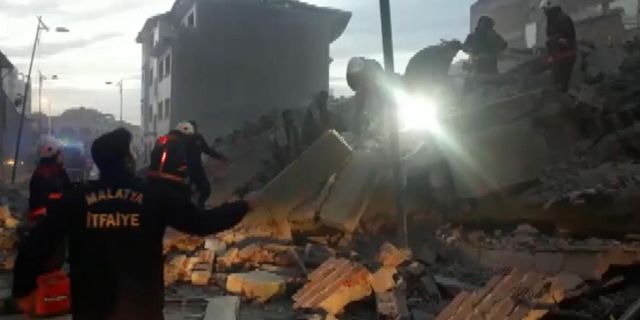 SON DAKİKA: Malatya’da hasarlı bina çöktü: 1 kişi enkaz altında