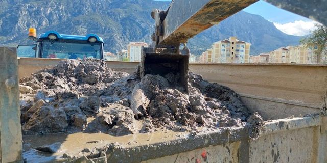 Manisa'da yağmur suyu ızgaralarından kamyonlarca çöp çıkarıldı