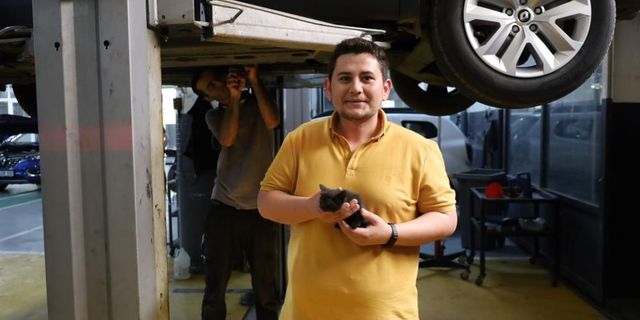 Manisa'da otomobiline sıkışan yavru kediyi sahiplendi!