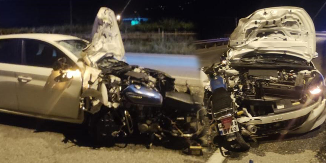 Manisa'da feci kaza! Motosiklet otomobile ok gibi saplandı! 1 ölü