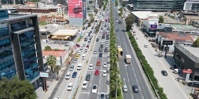 TCG Anadolu’ya ilgi İzmir trafiğini kilitledi!