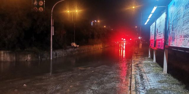 İzmir’i sel vurdu: Araçlar suya gömüldü, yol trafiğe kapatıldı!