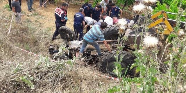 Manisa’da devrilen traktörün altında kalan sürücü hayatını kaybetti