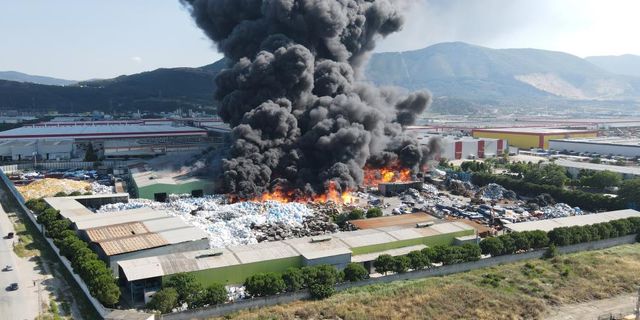 Muradiye OSB'de fabrika yanıyor!