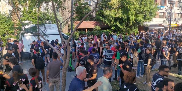 İzmir’de LGBT yürüyüşüne polis müdahalesi: 50’nin üzerinde gözaltı