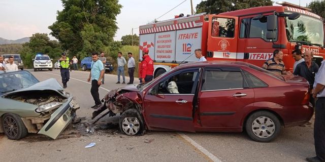 Balıkesir'de feci kaza! İki otomobil kafa kafaya çarpıştı: 1 ölü 3 yaralı