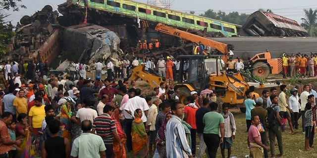 Hindistan'da facia! 3 tren birbirine girdi: 288 ölü, 900'den fazla yaralı
