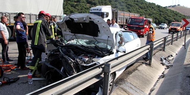 Manisa'da feci kaza! Otomobil tıra arkadan çarptı: 1’i ağır 5 yaralı
