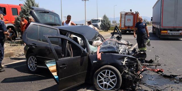 Manisa'da feci kaza! Karşı şeride geçen otomobil 2 araca çarptı! Yaralılar var