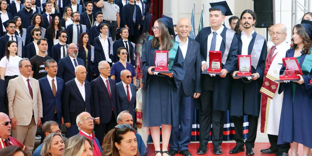 Özgür Özel, Başkentlilerin mezuniyet heyecanına ortak oldu