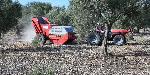 Soma Belediyesi taş toplama makinesiyle çiftçilere destek veriyor