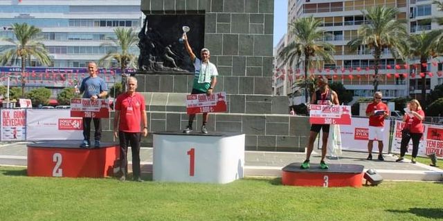 Ahmet Bayram, İzmir Yarı Maratonu'nda şampiyon oldu