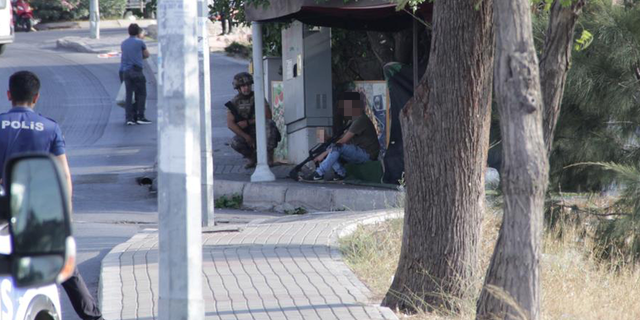 İzmir'de bekçiyi vuran saldırgan yakalanacağını anlayınca tüfeği başına dayadı!