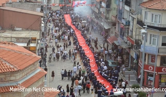 Manisa'da üniversiteliler mezuniyet töreninde 500 metrelik Türk bayrağıyla yürüdü