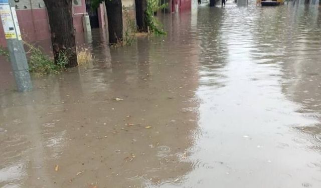 Akhisar'ı sel vurdu!