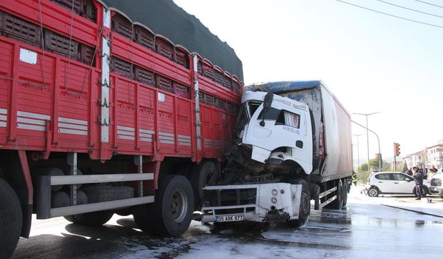 Manisa'da zincirleme kaza! Tır, kamyon ve otomobil birbirine girdi