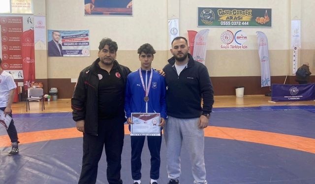 Yunusemreli güreşçi Manisa’ya gümüş madalyayla döndü