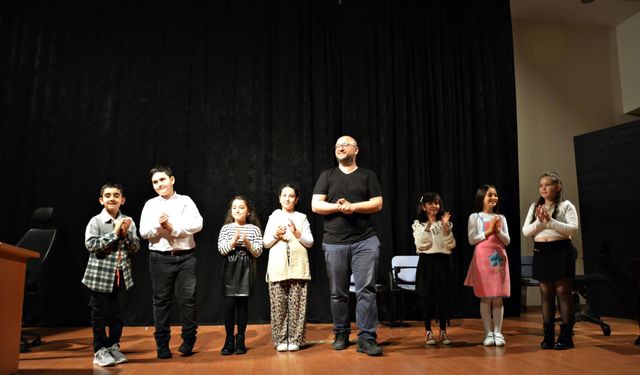 Hem çocuklar hem yetişkinler tiyatro ile eğlendi
