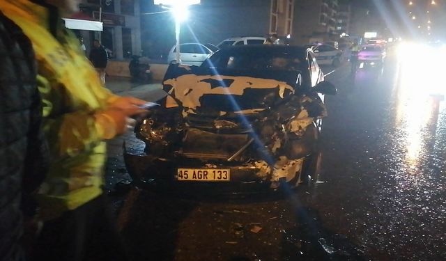  Otomobil şehir içi yolcu otobüsüne çarptı: 3 yaralı