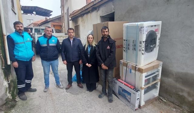 Evi yanan aileye Büyükşehir'den destek