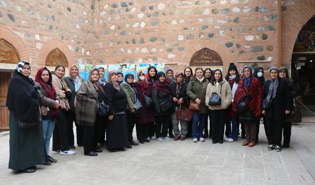 Salihlili kadınlar Manisa’nın tarihi yerlerini gezdi