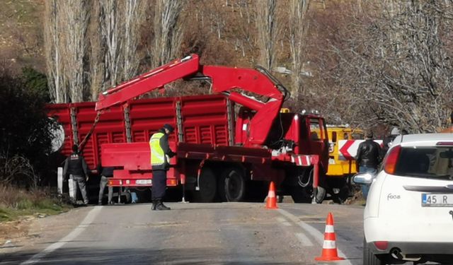 Gördes yolunu kapatan kaza