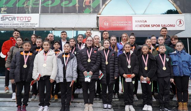 Spor İl Müdürü Öztürk'ten Manisalı şampiyon sporculara tebrik