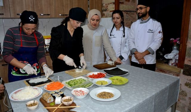 Bu kursta Türk ve Dünya mutfağının inceliklerini öğreniyorlar