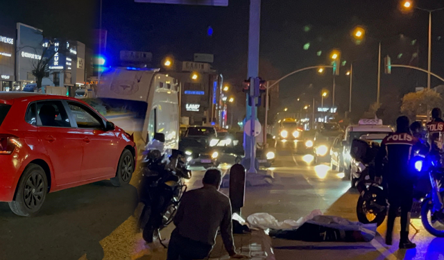 İzmir’de yolun karşısına geçmeye çalışan çifti kaza ayırdı!