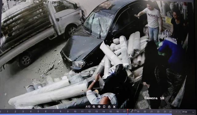 İzmir’de otomobilin iş yeri çalışanları ile müşterilerin arasına daldığı anlar kamerada