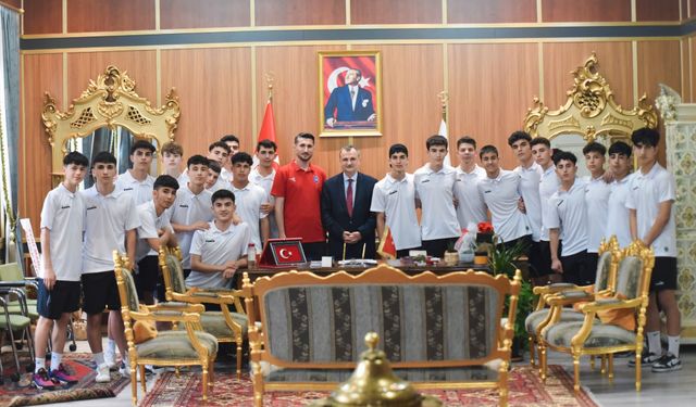 Başkan Balaban, Yunusemre'nin U16'larına başarılar diledi