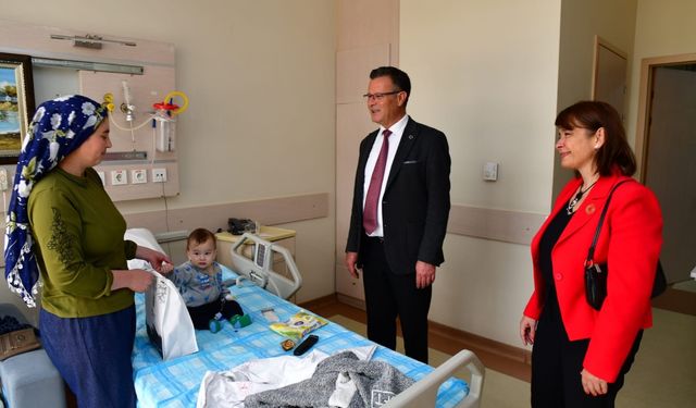 Başkan Öküzcüoğlu hastanedeki çocukları unutmadı... Bayramlarını kutladı