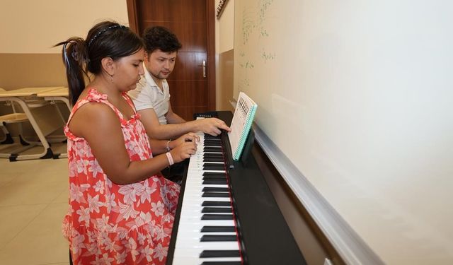 Şehzadeler'de piyano kursu başladı