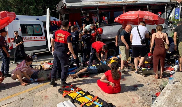 Ege'de feci kaza! Freni boşalan tur otobüsü dehşet saçtı: 1 ölü, 32 yaralı