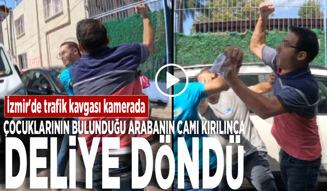 İzmir'de trafik kavgası kamerada: Çocuklarının bulunduğu arabanın camı kırılınca deliye döndü