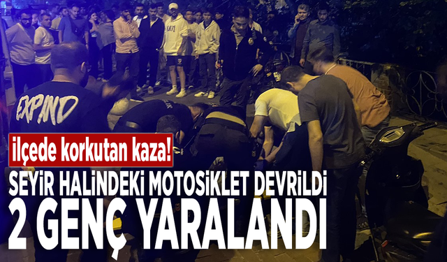 İlçede korkutan kaza! Seyir halindeki motosiklet devrildi: 2 genç yaralandı