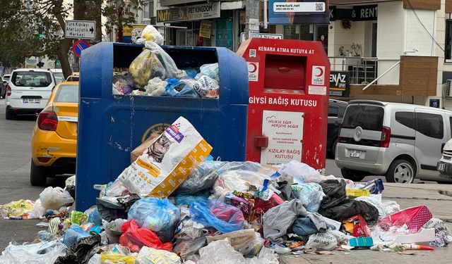 Buca'da belediye çalışanları iş bıraktı, ilçede çöp yığınları oluştu