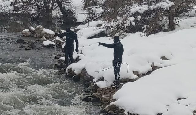 Dalgıçlar kayıp öğretmeni arıyor