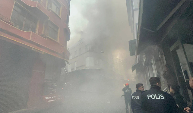 İstanbul'da 3 katlı binada yangın: Bitişikteki binalara da sıçradı!