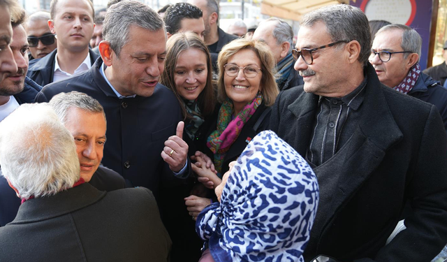 Özgür Özel’e Manisa çarşı merkezinde yoğun ilgi