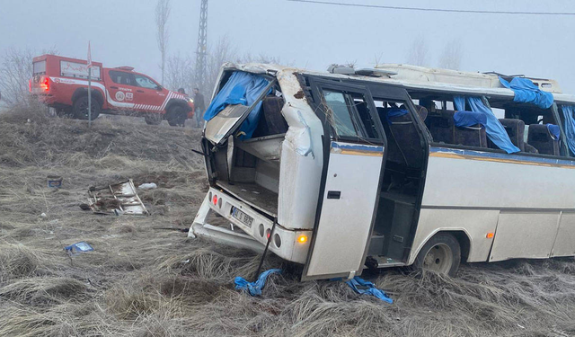 Malatya'da işçi servisi devrildi: 1'i ağır 17 yaralı!