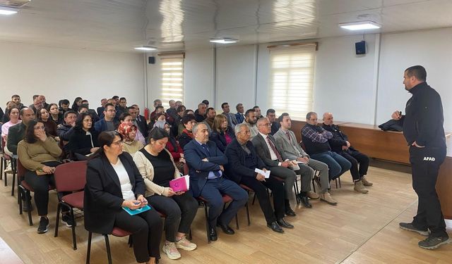 İlçede afet ve acil durum bilgilendirme eğitimi