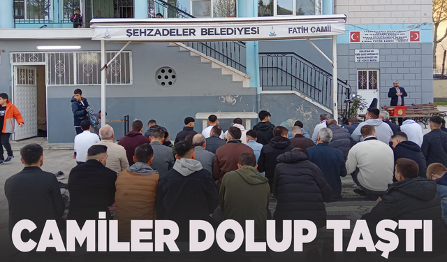 Manisa'da vatandaşlar bayram namazı için camilere akın etti