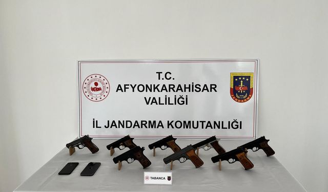 Afyon'da kaçak silah satmaya çalışan şahıs otobüste yakalandı