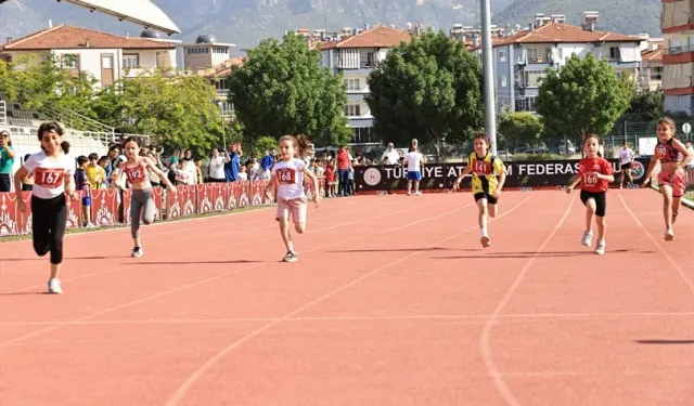 “En Hızlı Benim” atletizm yarışmasına yoğun ilgi