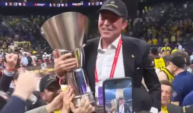Ali Koç kupayla omuzlarda!