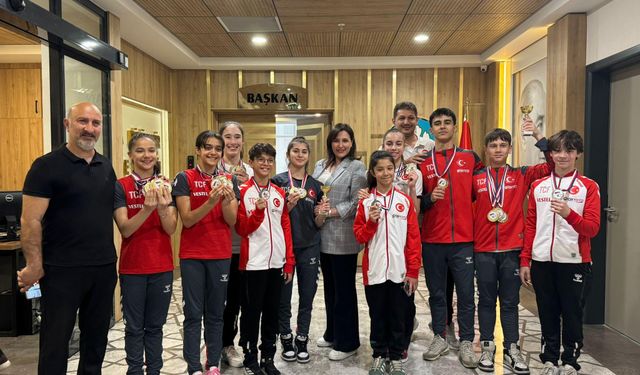 Manisa BBSK’lı Milli Sporcular Başkan Ferdi Zeyrek’in konuğu oldu