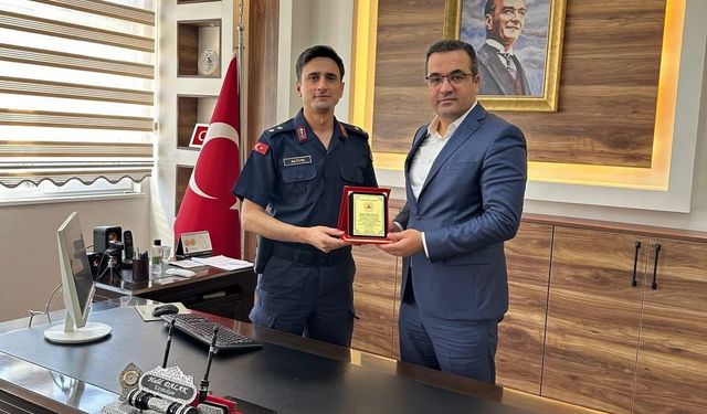 Sarıgöl İlçe Jandarma Komutanı’na plaketle veda