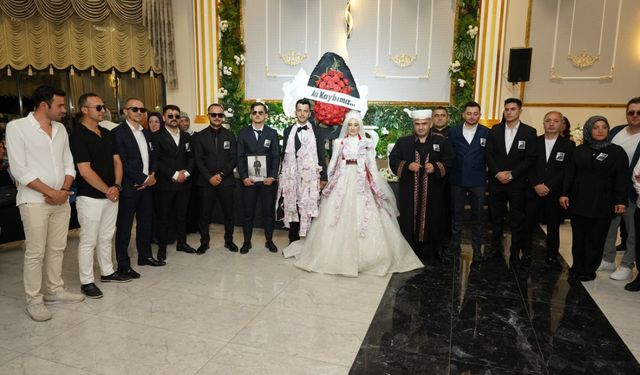 Gelin ve damada "Acı kaybımız" çelengi ile sürpriz